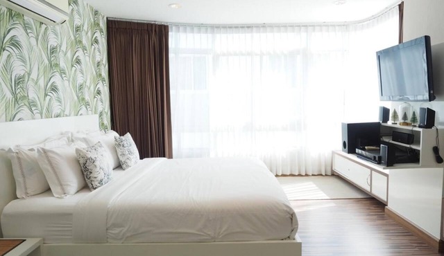 A Cozy and Spacious Beachfront Condo with only One Minute walk to the beach!