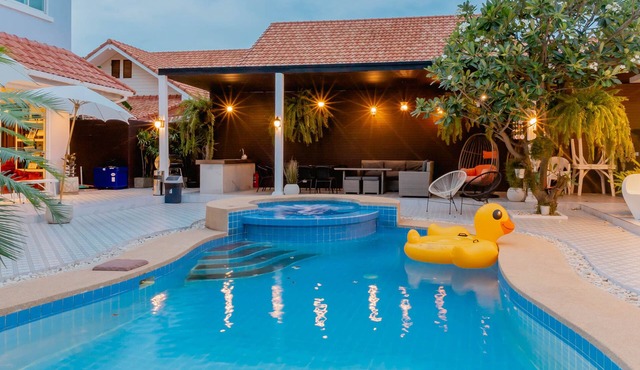 A villa in the heart of Hua Hin, 2.5 km from Beach with a private swimming pool.