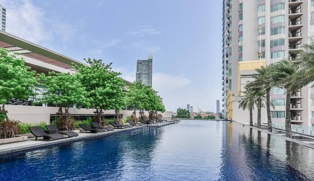 A world-class luxurious condo, standing majestically along the Chao Phraya River
