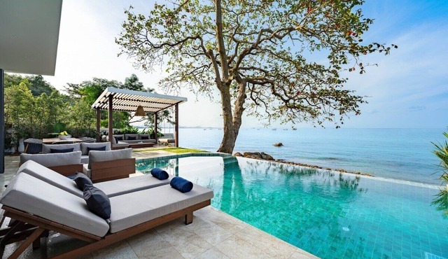 Beachfront 5BR Sunset Villa w/Staff & Saltwater Infinity Pool