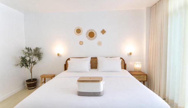 Beachfront Deluxe pool access room one-minute walk to Wonnapha beach FREE DISNEY PLUS