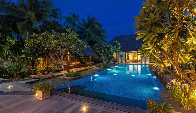Boutique 5BR Phuket Villa - Huge Pool - Tropical Retreat