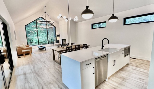 Casa Noir – Stylish Year-Round Escape in Victoria Beach