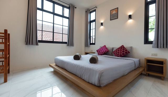 Cosy House Chaloklum - 5 minute walk to the beach with mountain views
