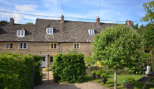 COTSWOLD HISTORIC COTTAGE, WITH LARGE GARDEN in Naunton