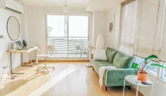 Cozy 1-bedroom condo - Modern, Unblocked Views, near BTS, fast Internet