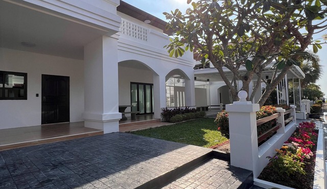 Cozy beach access 3-bedroom villa in gorgeous Sattahip with cool AC breeze