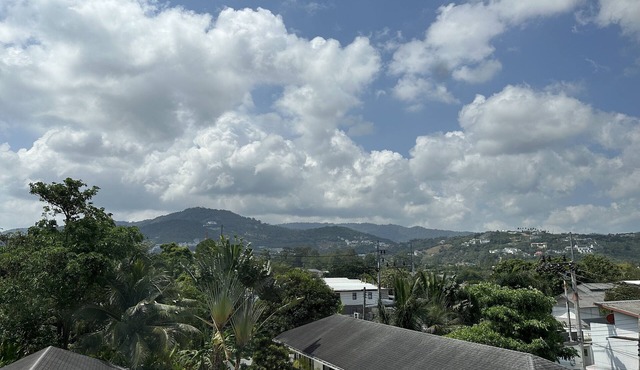 Cozy four-bedroom house ideally situated in Bophut- 10 min walk to the beach!