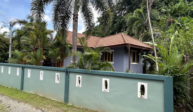 Cozy Garden Cottage 1 BR with private garden and outdoor jacuzzi.