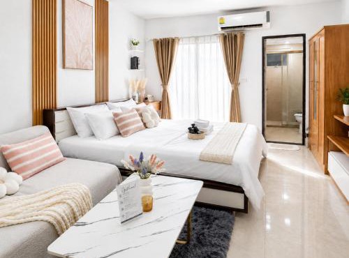 Cozy Walk to Phuket Old Town Temple View Gym Pool Wifi Netflix