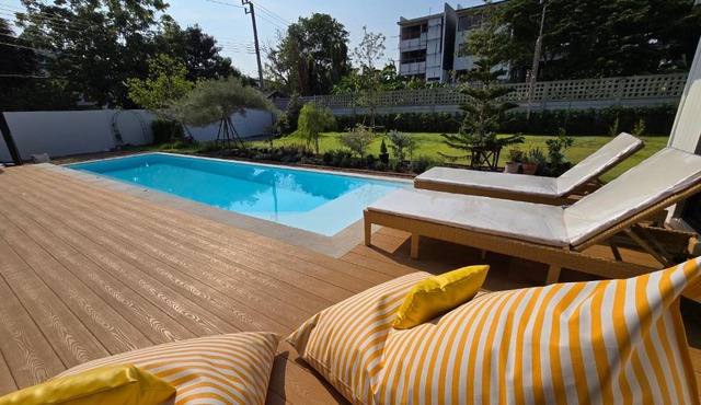 DRIZZLE pool and pillows