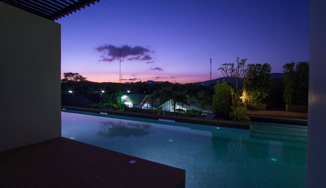 E Honeymoon Studio with Pool Access