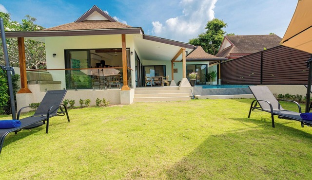 Elegante villa neuve avec piscine sur la plage, vue imprenable