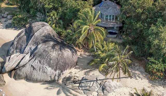 Exceptional Beachfront Villa - Jacuzzi - Full Service & Private Restaurant & Bar