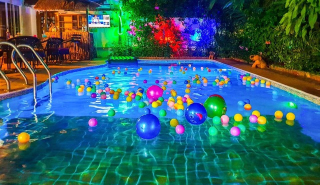 Exclusive Villa, 6 Bedrooms, Private Pool, Garden View, 10 Mins LK Metro