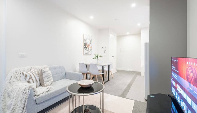 Experience the Heartbeat of Melbourne CBD 1BR in Melbourne