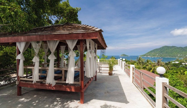 Hillside 2-bedroom villa Koh Tao with great view, pool, WiFi, AC