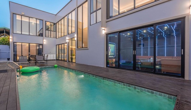 Jomtien Beach 4 bedrooms - independent swimming pool and KTV