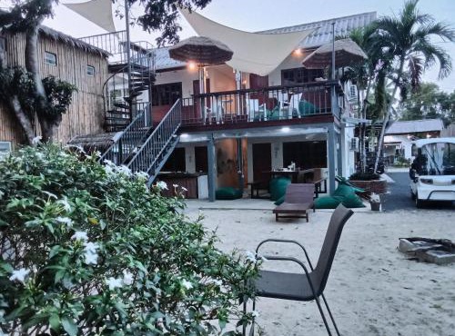 Ladybugs hostel sunset in Taling Ngam Beach