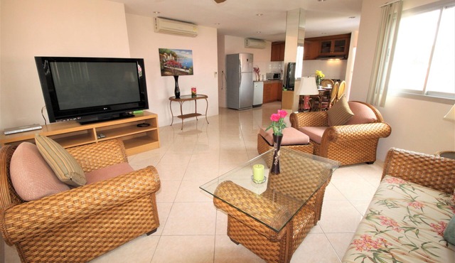 LARGE APT. 2 BED POOL VIEW WALK TO BEACH