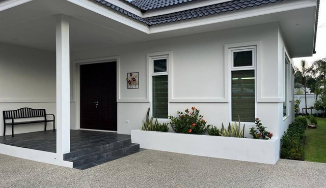Lovely 3 bed, 2 bath, private swimming pool, fully equipped kitchen, AC, garage