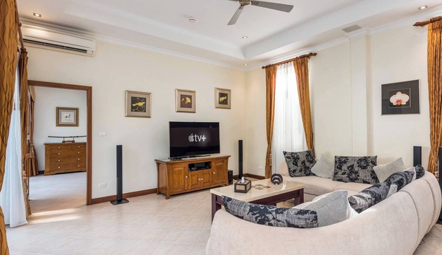 Luxury 2BR pool villa Pratamnak Soi5- 50m to beach