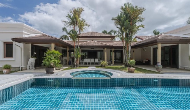 Luxury 4BR Villa with Private Pool & Jacuzzi
