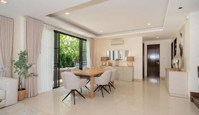 Luxury 5 bed Laguna Park no pool