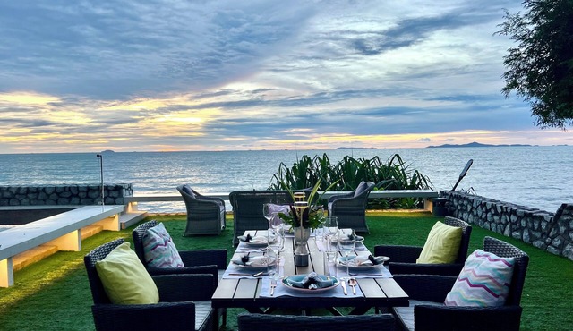 Natural Villas - Front Beach Luxury 3 bedrooms Villa Private pool Na Jomtien