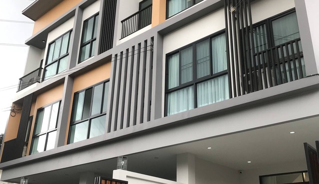 Newly Townhouse in Huai Khwang W/4 King Beds