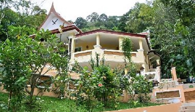 Niche villa on a mountainside with infinity pool