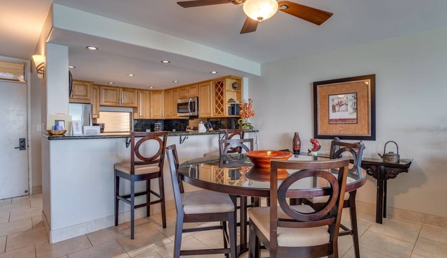 NOTHING BUT OCEAN VIEWS! Remodeled, AC, direct ocean front, large 2bd/2bth in Lahaina