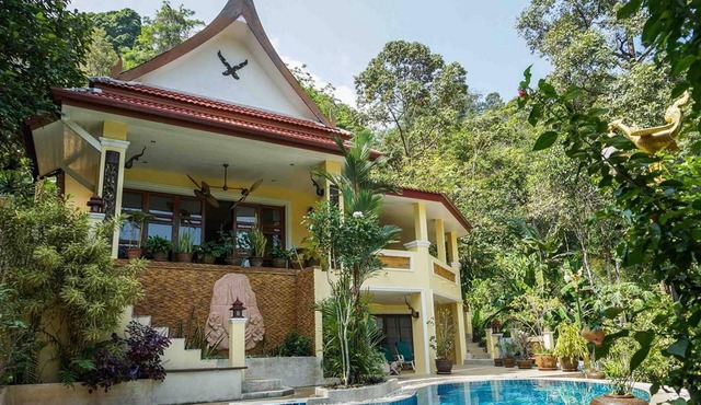 Phuket: Ferienhaus mit Pool & tropischen Garten nahe vom Strand