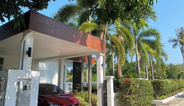 Private modern Pool villa 3 bed ensuite 10mins drive to Takiab beach & Bluport
