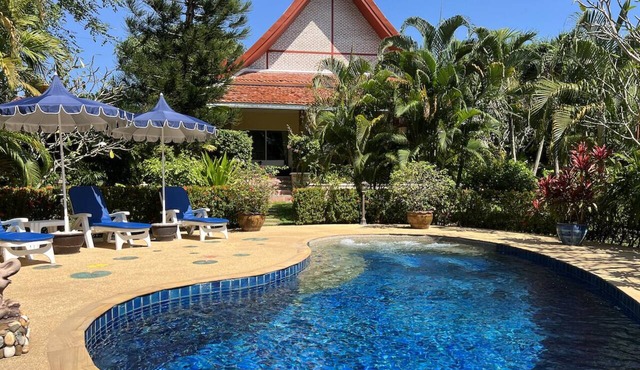 RARE ! villa, 3 bed-3 bath, pool-jacuzzi, tropical garden, property 1,600 m2,