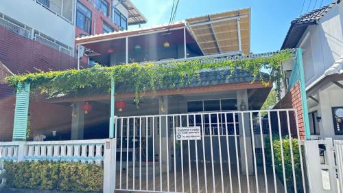 Sea House Bangsaen บ้านริมทะเล