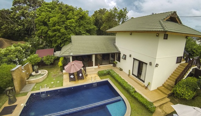 Spacious deluxe 6 bed room villa with pool in beach resort on Samrong Bay laguna