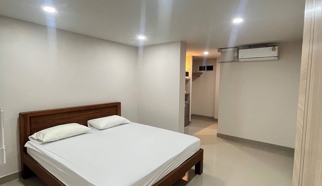 Cozy 1-bedroom apartment near BKK airport with AC, WiFi