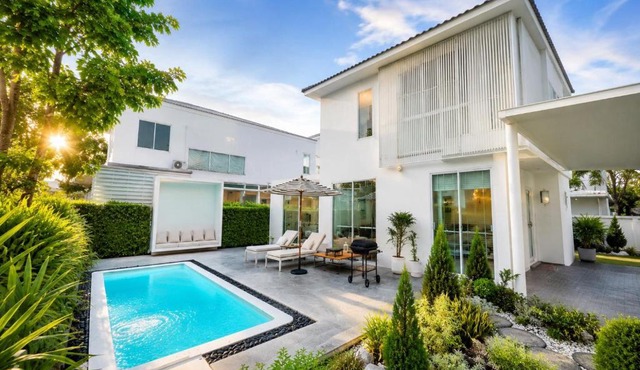 THE RUX Pool Villa S14