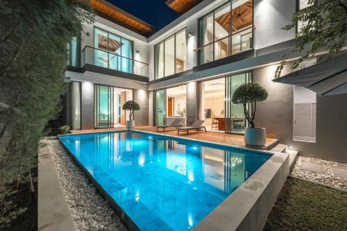 V218 Brand New 3BR Pool Close to Beach & Boat Ave