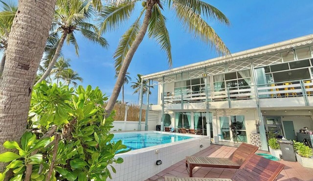 Wander at Bayside 19 | Upstairs Sea-View Room, bathtub & sunset (sleeps 4)