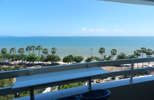 Jomtien PLAZA Condotel. Front the sea, 4 person