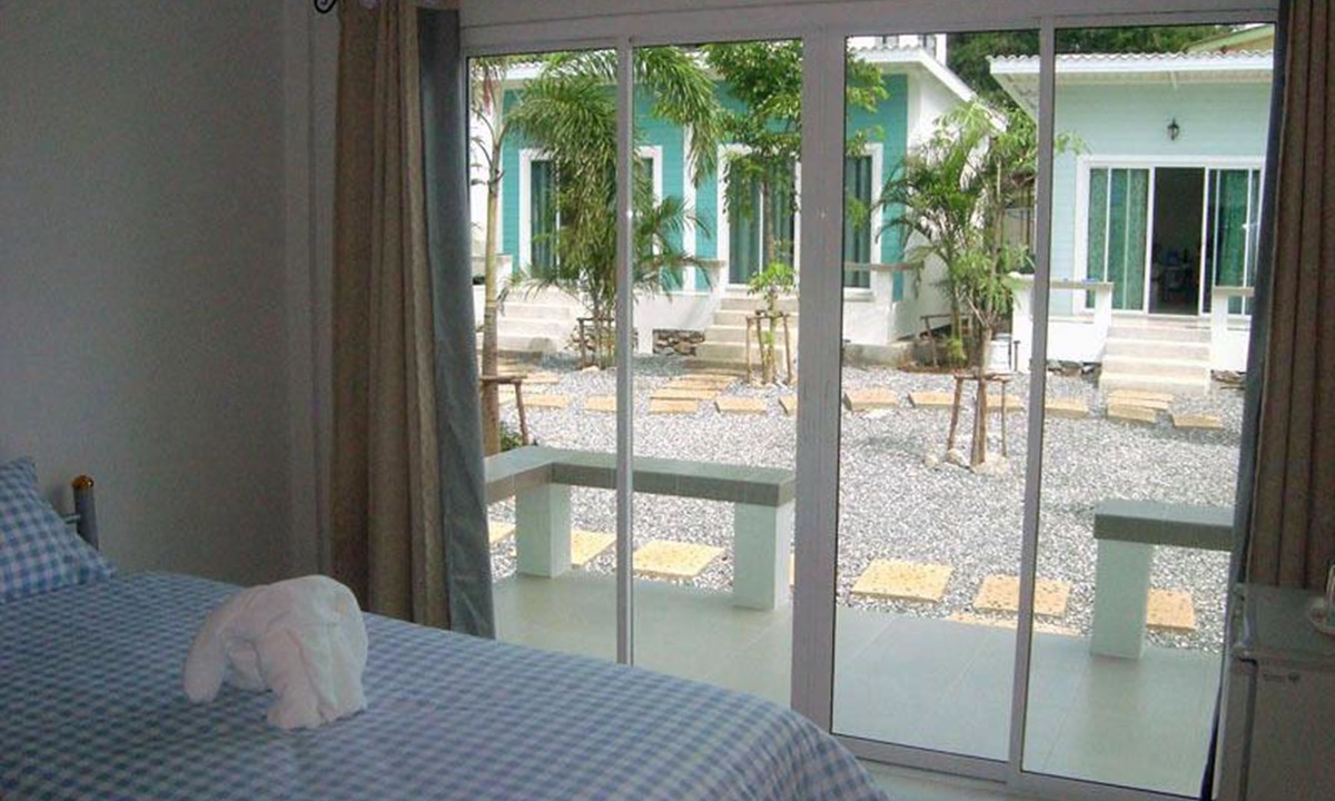 Ko Sichang Hotel | Charlie's Bungalow