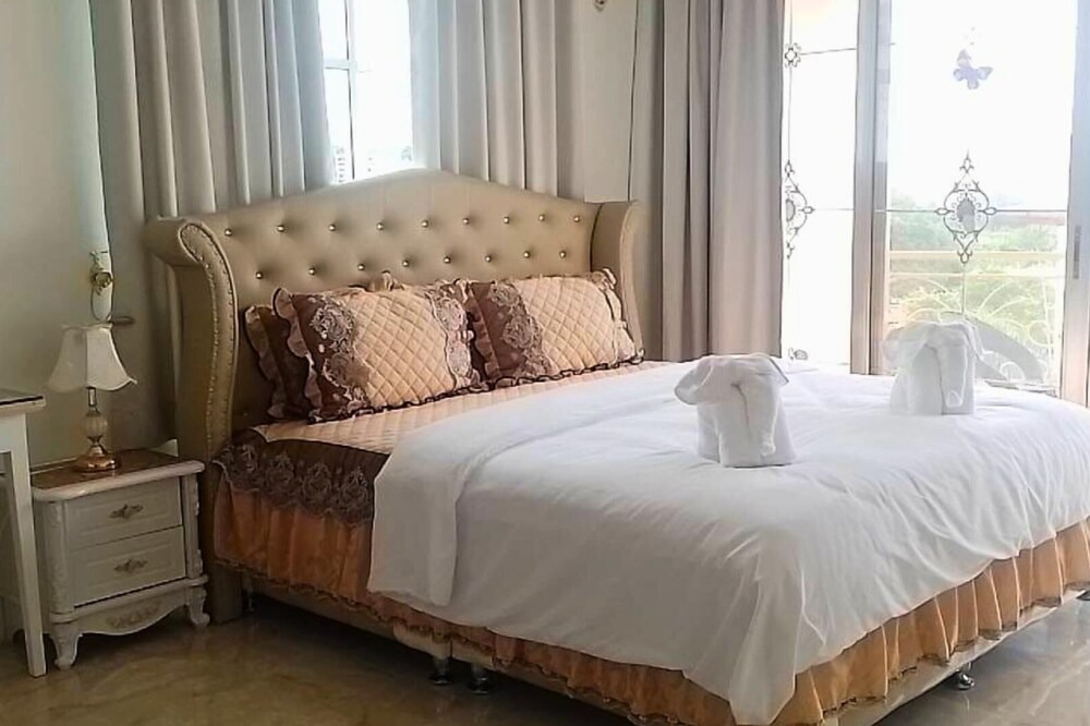 Patong Villa | Huge 9 Bedroom Villa Overlooking Patong Bay (BVP1)