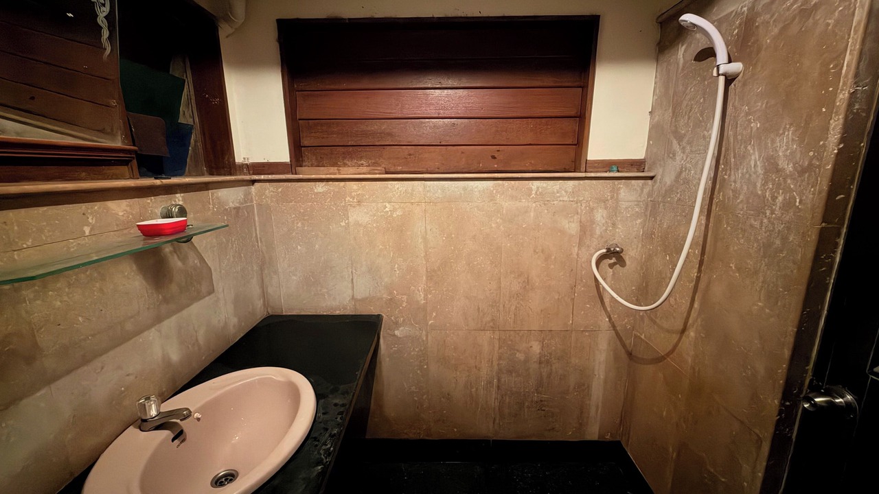 Photo of Bathroom in Wat Sam Phraya
