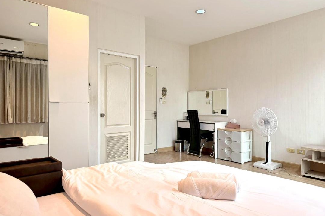 Photo of Bedroom in Khanna Yao