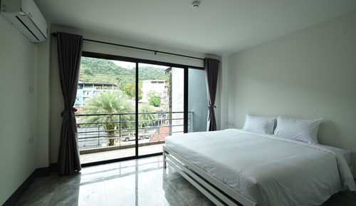 Double Room, 1 King Bed, Shared Bathroom- Age 18-40