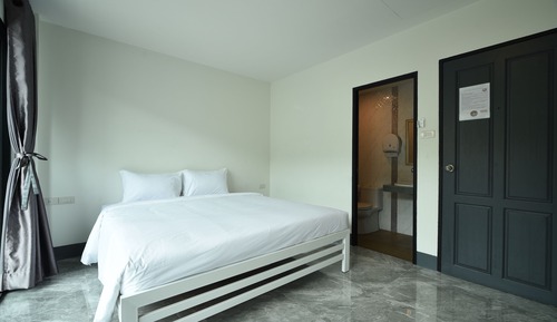 Double Room, 1 King Bed, Ensuite- Age 18-40