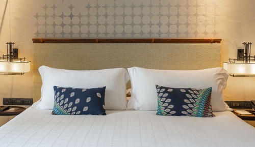 Deluxe Room, 1 King Bed, Pool Access