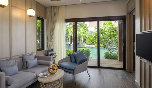 Villa, Poolside
